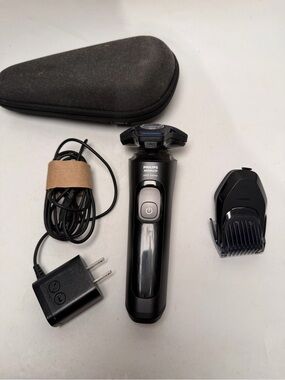 Philips Norelco Series 6000 Wet Dry Electric Shaver S6800 With Attachments.